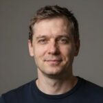 Улыбающийся клиент Hans в профессиональном портрете, представляющий сообщество игроков онлайн-казино Allnew-Gclub